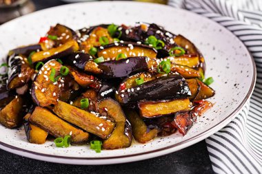 Sıcak baharatlı güveç patlıcan yeşil soğan ile Kore tarzında. Patlıcan sote. Vegan gıda.