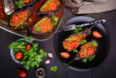 Karniyarik - Geleneksel patlıcan yemeği. Kıyma lı patlıcan dolması ve domates soslu sebze. Türk mutfağı. Üst te. Kopyalama alanı