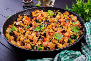 Ratatouille. Vejetaryen güveç patlıcan, biber, soğan, sarımsak ve otlar ile domates. Geleneksel Fransız yemekleri.