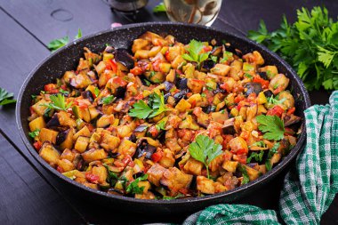 Ratatouille. Vejetaryen güveç patlıcan, biber, soğan, sarımsak ve otlar ile domates. Geleneksel Fransız yemekleri.