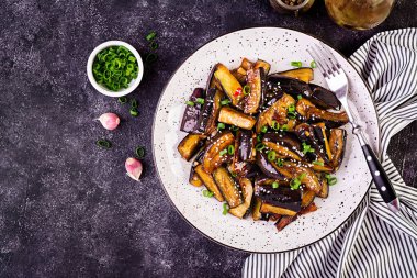 Yeşil soğan ile Kore tarzında sıcak baharatlı güveç patlıcan. Patlıcan sote. Vegan yemek. Üstte görüntü