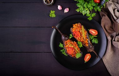 Karniyarik - Geleneksel patlıcan yemeği. Kıyma lı patlıcan dolması ve domates soslu sebze. Türk mutfağı. Üst te. Kopyalama alanı