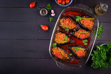 Karniyarik - Geleneksel patlıcan yemeği. Kıyma lı patlıcan dolması ve domates soslu sebze. Türk mutfağı. Üst te. Kopyalama alanı