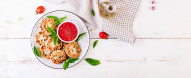 Sarımsak domates soslu lezzetli pirinç ve tavuk eti köftesi. Üst te. Diyet yemekleri. Kopyalama alanı