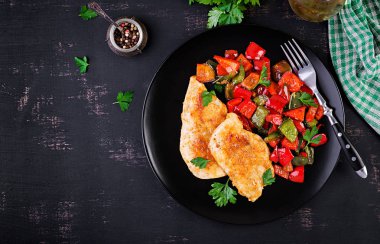 Izgara tavuk fileto ve karabiber. Üst görünüm, kopyalama alanı