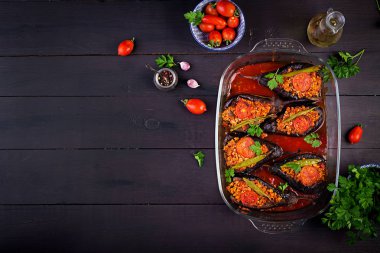 Karniyarik - Geleneksel patlıcan yemeği. Kıyma lı patlıcan dolması ve domates soslu sebze. Türk mutfağı. Üst te. Kopyalama alanı