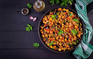 Ratatouille. Vejetaryen güveç patlıcan, biber, soğan, sarımsak ve otlar ile domates. Geleneksel Fransız yemekleri. Üstte görüntü.