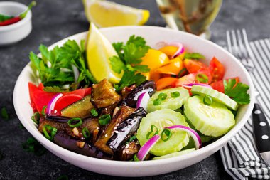 Salata taze çiğ sebze - ermeni salatalık, domates, kırmızı biber, maydanoz, kırmızı soğan ve haşlanmış patlıcan. Vegan buda kase.