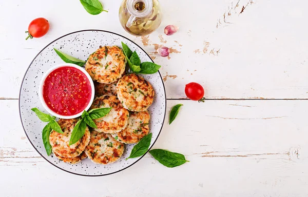 Heerlijke Rijst Kip Vleespastei Met Knoflook Tomatensaus Bovenaanzicht Dieetvoeding Ruimte — Stockfoto