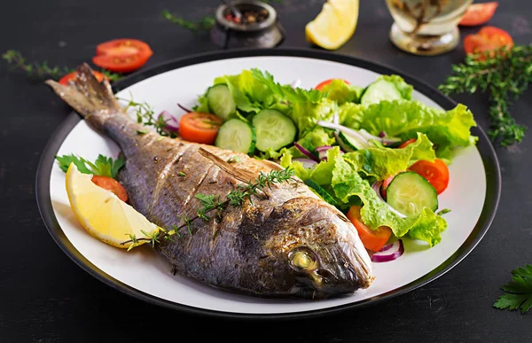 Pescado Dorado Horno Con Limón Ensalada Fresca Plato Blanco Sobre —  Fotos de Stock