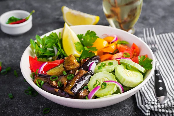 Ensalada Verduras Frescas Crudas Pepino Armenio Tomates Pimentón Perejil Cebolla — Foto de Stock