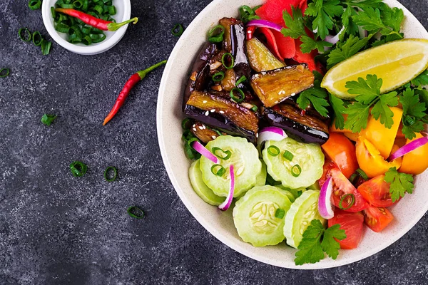 沙拉新鲜生蔬菜 亚美尼亚黄瓜 西红柿 辣椒粉 红洋葱和炖茄子 素食佛陀碗 顶部视图 — 图库照片