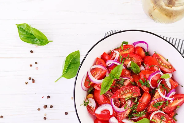 Ensalada Tomate Con Albahaca Cebolla Roja Comida Casera Concepto Comida —  Fotos de Stock