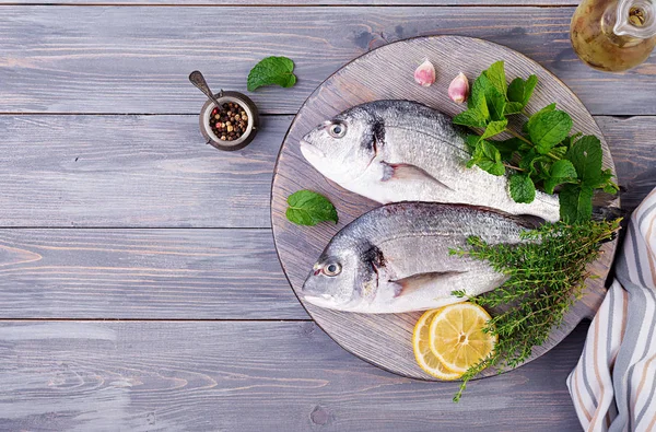 Pesce Dorado Crudo Con Erbe Verdi Che Cuociono Sul Tagliere — Foto Stock