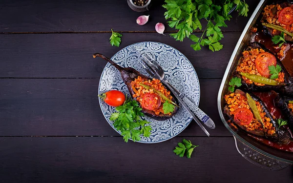 カルニヤリク トルコの伝統的なオーベルジンナスの食事 ひき肉と野菜のナスのぬいぐるみトマトソースで焼きました トルコ料理 トップビュー スペースのコピー — ストック写真