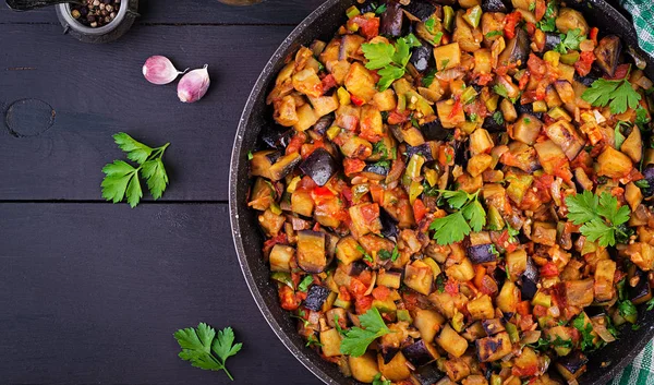 Ratatouille Vegetarischer Eintopf Aus Auberginen Paprika Zwiebeln Knoblauch Und Tomaten — Stockfoto