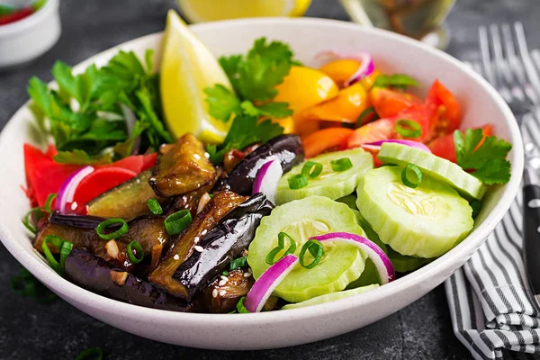 Ensalada Verduras Frescas Crudas Pepino Armenio Tomates Pimentón Perejil Cebolla — Foto de Stock