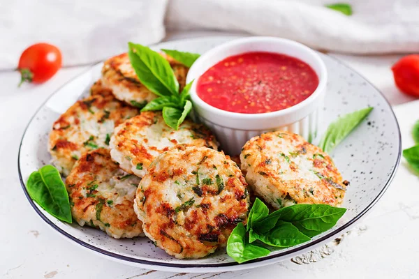 Leckere Reis Und Hühnerfleischpastete Mit Knoblauchtomatensauce Ernährung — Stockfoto