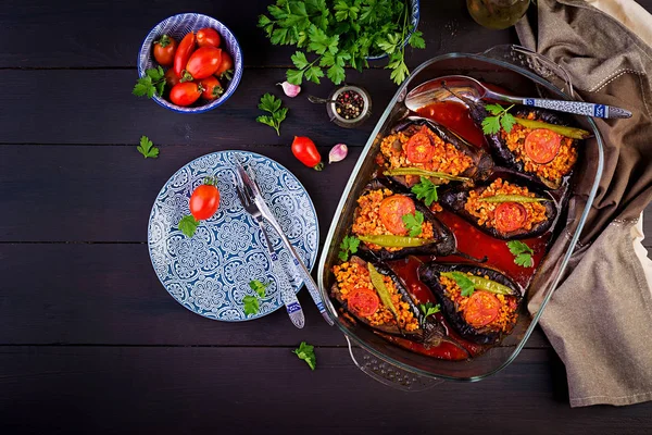 Karniyarik Turkiska Traditionell Aubergine Äggplanta Måltid Fyllda Äggplantor Med Köttfärs — Stockfoto