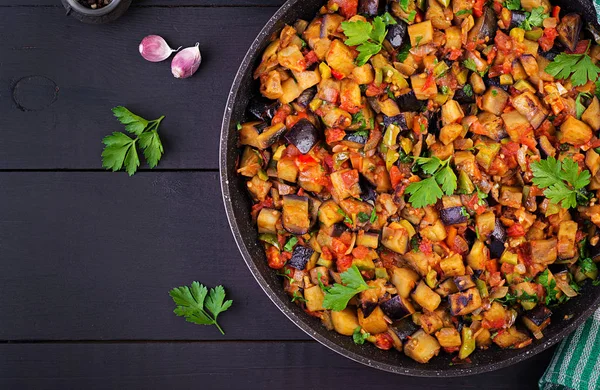 Ratatouille Vegetarischer Eintopf Aus Auberginen Paprika Zwiebeln Knoblauch Und Tomaten — Stockfoto