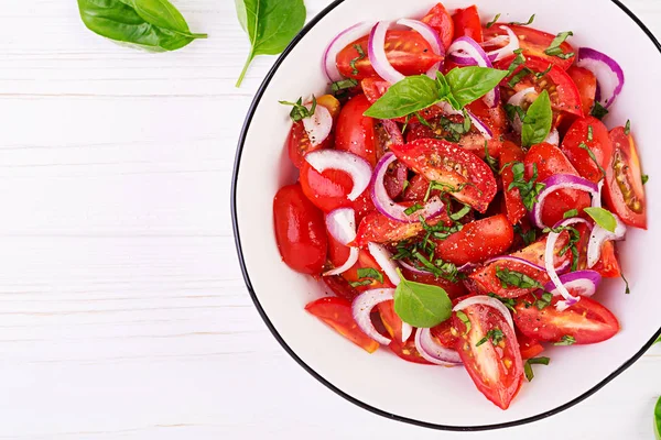 Sałatka Pomidorowa Bazylią Czerwoną Cebulą Domowe Jedzenie Koncepcja Zdrowego Posiłku — Zdjęcie stockowe