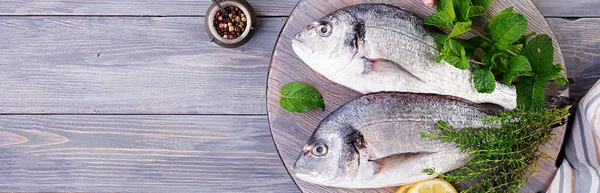 Roher Dorado-Fisch mit grünen Kräutern am Schneidebrett. top v — Stockfoto