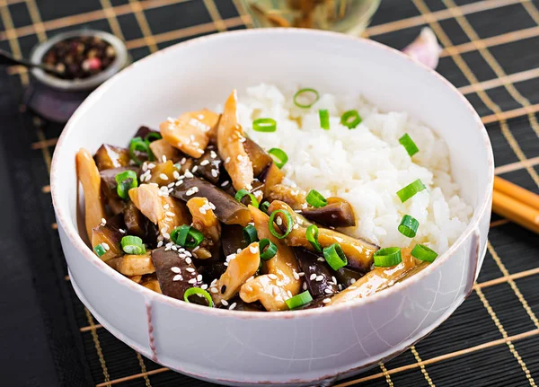 Wymieszać Smażyć Kurczaka Bakłażan Gotowane Ryż Chińskie Jedzenie — Zdjęcie stockowe