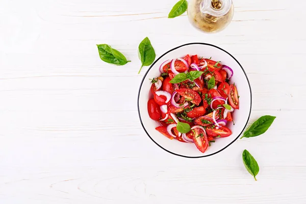 Tomatsallad Med Basilika Och Rödlök Hemlagad Mat Koncept Hälsosam Måltid — Stockfoto