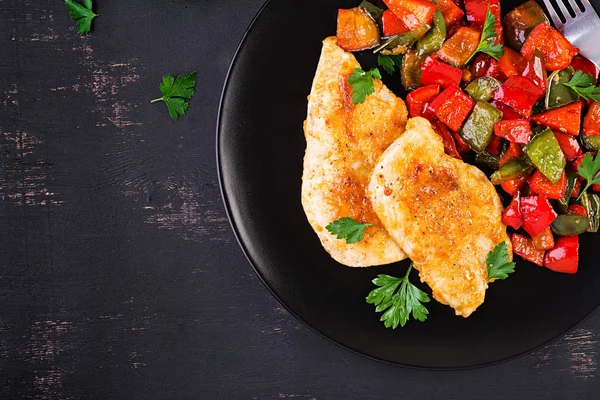 Gegrilde Kipfilets Paprika Zwarte Plaat Bovenste Weergave Kopieer Ruimte — Stockfoto