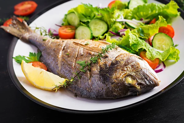 Peixe Assado Dorado Com Limão Salada Fresca Prato Branco Sobre — Fotografia de Stock