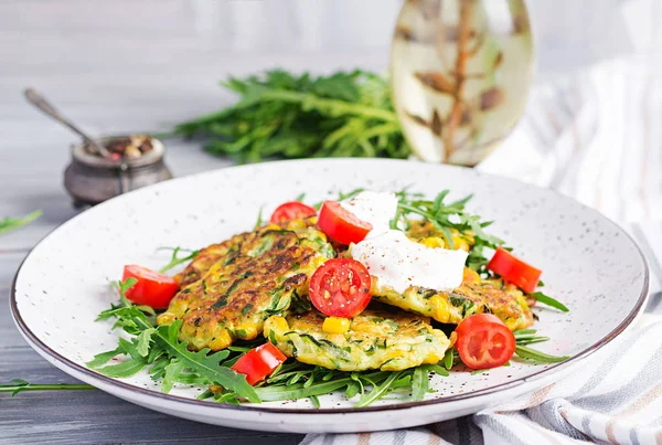 Zucchini Pfannkuchen Mit Mais Und Saurer Sahne Serviert Rucola Tomatensalat — Stockfoto