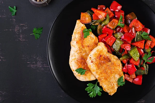 Gegrilde Kipfilets Paprika Zwarte Plaat Bovenste Weergave Kopieer Ruimte — Stockfoto