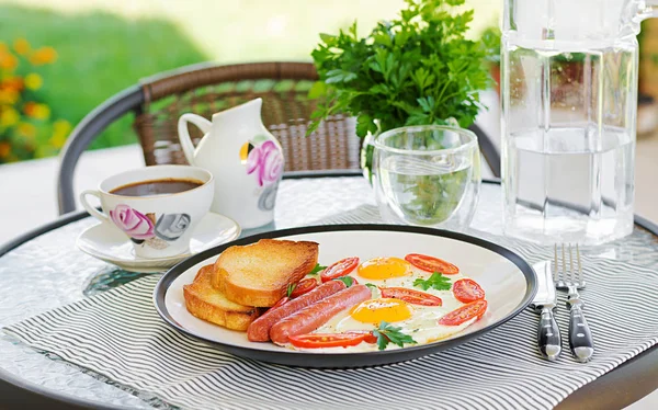 Engels Ontbijt Zomerterras Gebakken Eieren Worst Tomaten Toast Kopje Koffie — Stockfoto