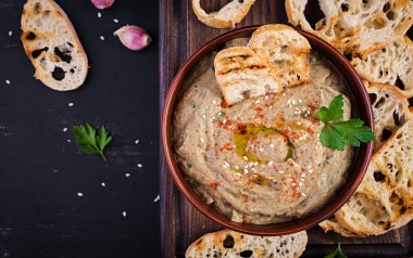 Baba ghanoush vegan humus patlıcandan baharat, maydanoz ve tost. Baba ganoush. Orta Doğu mutfağı. Üst görünüm, genel merkez