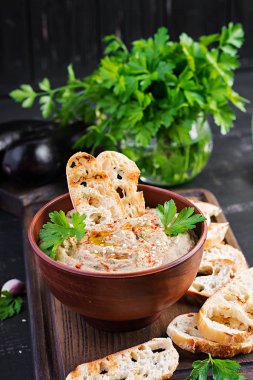 Baba ghanoush vegan humus patlıcandan baharat, maydanoz ve tost. Baba ganoush. Orta Doğu mutfağı.