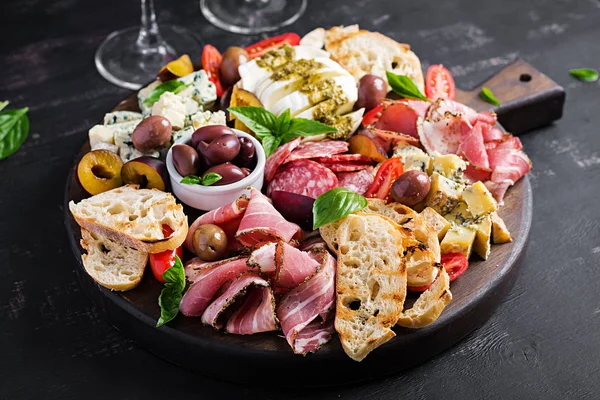 Antipasto Con Prosciutto Prosciutto Salame Formaggio Azzurro Mozzarella Pesto Olive — Foto Stock