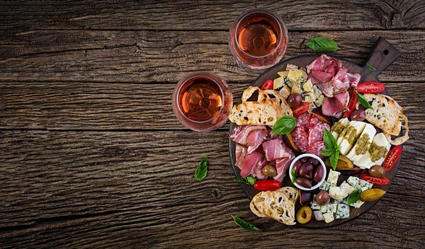 Antipasto platter with ham, prosciutto, salami, blue cheese, moz — Stock Photo, Image