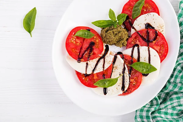 Salade Caprese Italienne Traditionnelle Avec Mozzarella Tomate Basilic Vinaigre Balsamique — Photo