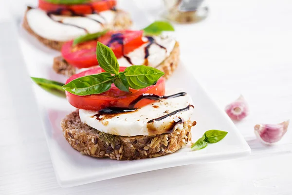 Smörgåsar Med Mozzarella Tomater Och Rågbröd Vitt Träbord — Stockfoto