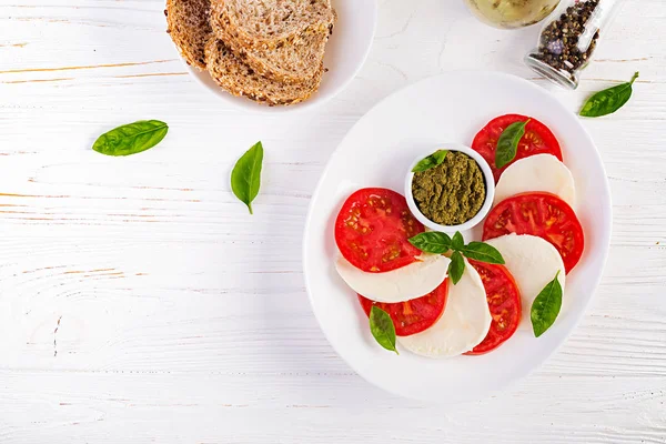 Traditional Italian Caprese Salad Mozzarella Tomato Basil Top View Overhead — Stock Photo, Image