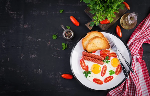 英式早餐 西红柿 香肠和烤面包 顶视图 — 图库照片