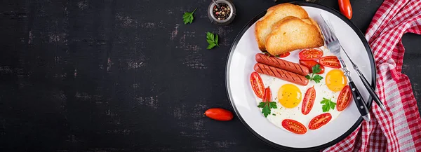 Sarapan Inggris - telur goreng, tomat, sosis, dan roti panggang . — Stok Foto
