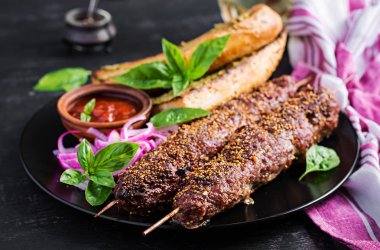 Kebap adana, kuzu ve sığır eti ve pesto soslu tost.