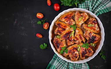 Pişirme çanak Asya tarzında pişmiş tavuk kanatları. Üst görünüm, genel merkez