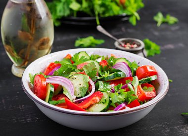 Kırmızı soğan, kırmızı biber, karabiber ve maydanoz ile domates ve salatalık salatası. Vegan yemek. Diyet menüsü.