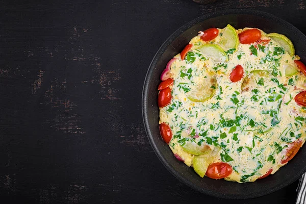 Omeleta Rajčaty Cuketou Červenou Cibulí Tmavém Stole Frittata Italská Omeleta — Stock fotografie