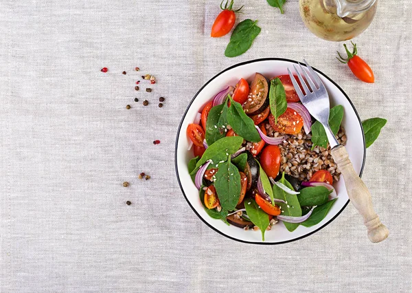 Salată Hrișcă Roșii Cherry Ceapă Roșie Spanac Proaspăt Mâncare Vegană — Fotografie, imagine de stoc