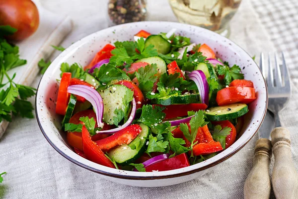 Salada Tomate Pepino Com Cebola Vermelha Páprica Pimenta Preta Salsa — Fotografia de Stock