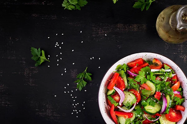 Salada Tomate Pepino Com Cebola Vermelha Páprica Pimenta Preta Salsa — Fotografia de Stock