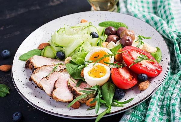 Ketogén Étrend Keto Brunch Főtt Tojás Sertés Steak Olajbogyó Uborka — Stock Fotó